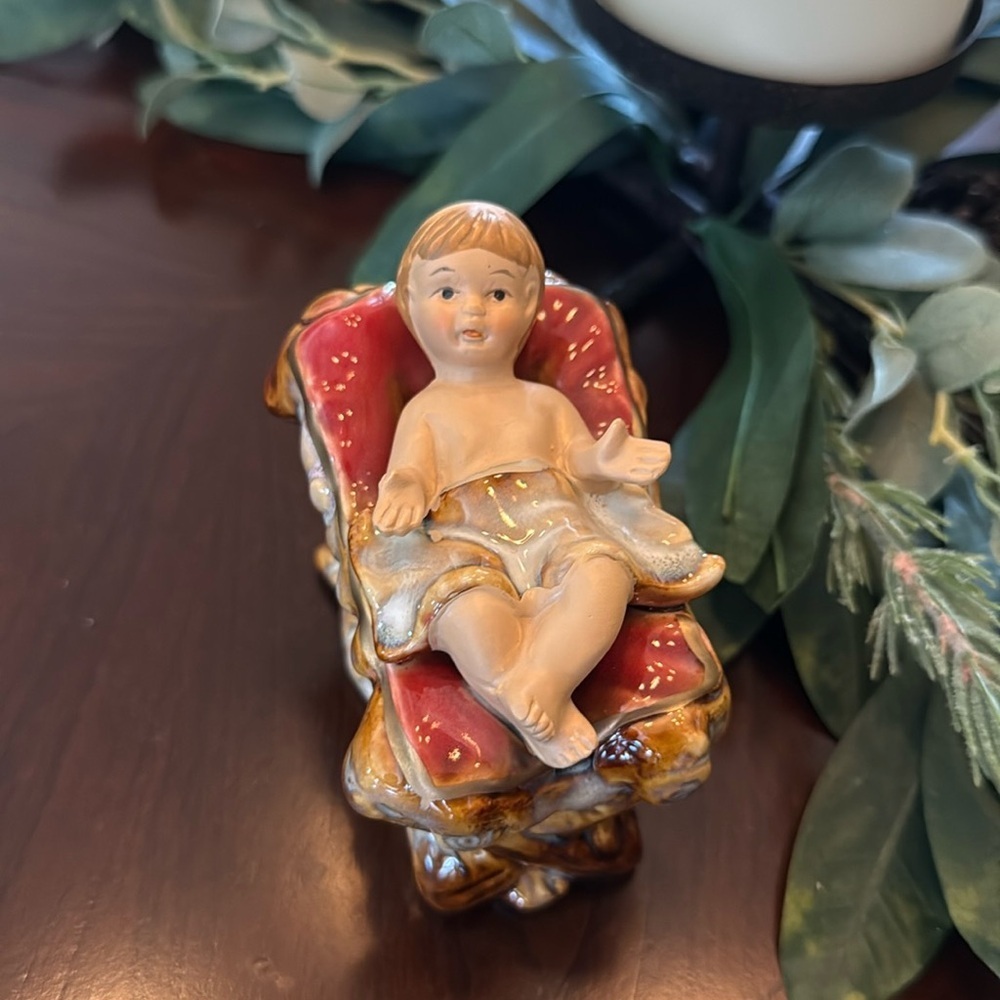 Baby Jesus nativity figurine Manger Porcelin 3x3.5” Painted